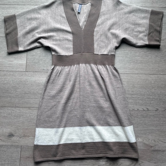 Massini Dresses & Skirts - Massini Sweater Dress Brown Cream Colorblock V Neck Size S